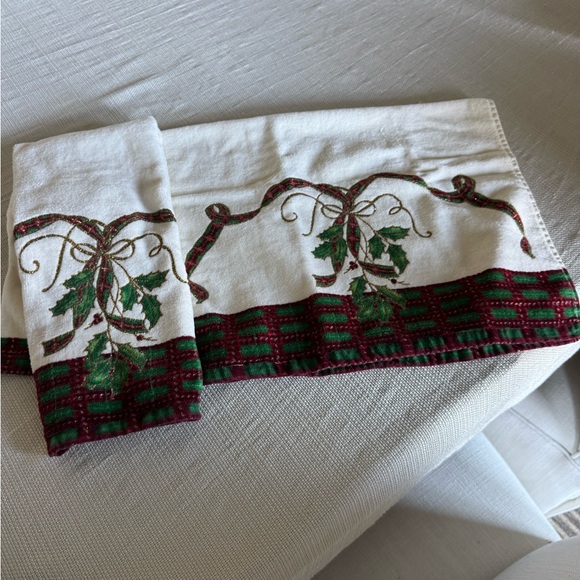 Lenox Cream Holly Towel - Picture 1 of 2
